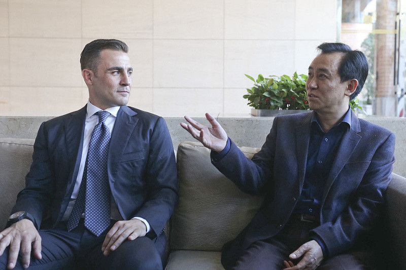 于是，那人便拿来一副崭新的扑克，笑着说道：来，大家检查一下这副牌有没有问题，没问题的话我就开始发牌了。
